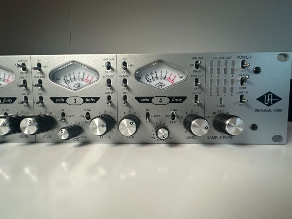 Pr&eacute;amplificateur 4 canaux Universal Audio 4-710D Twin-Finity Instruments de musique