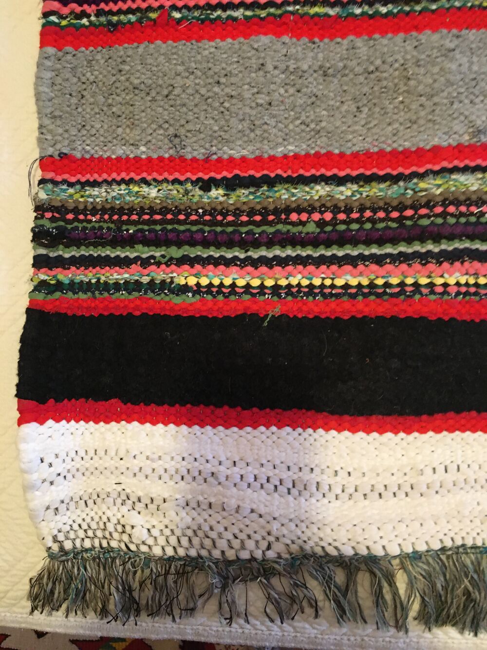 Tapis en laine et coton multicolore. Décoration