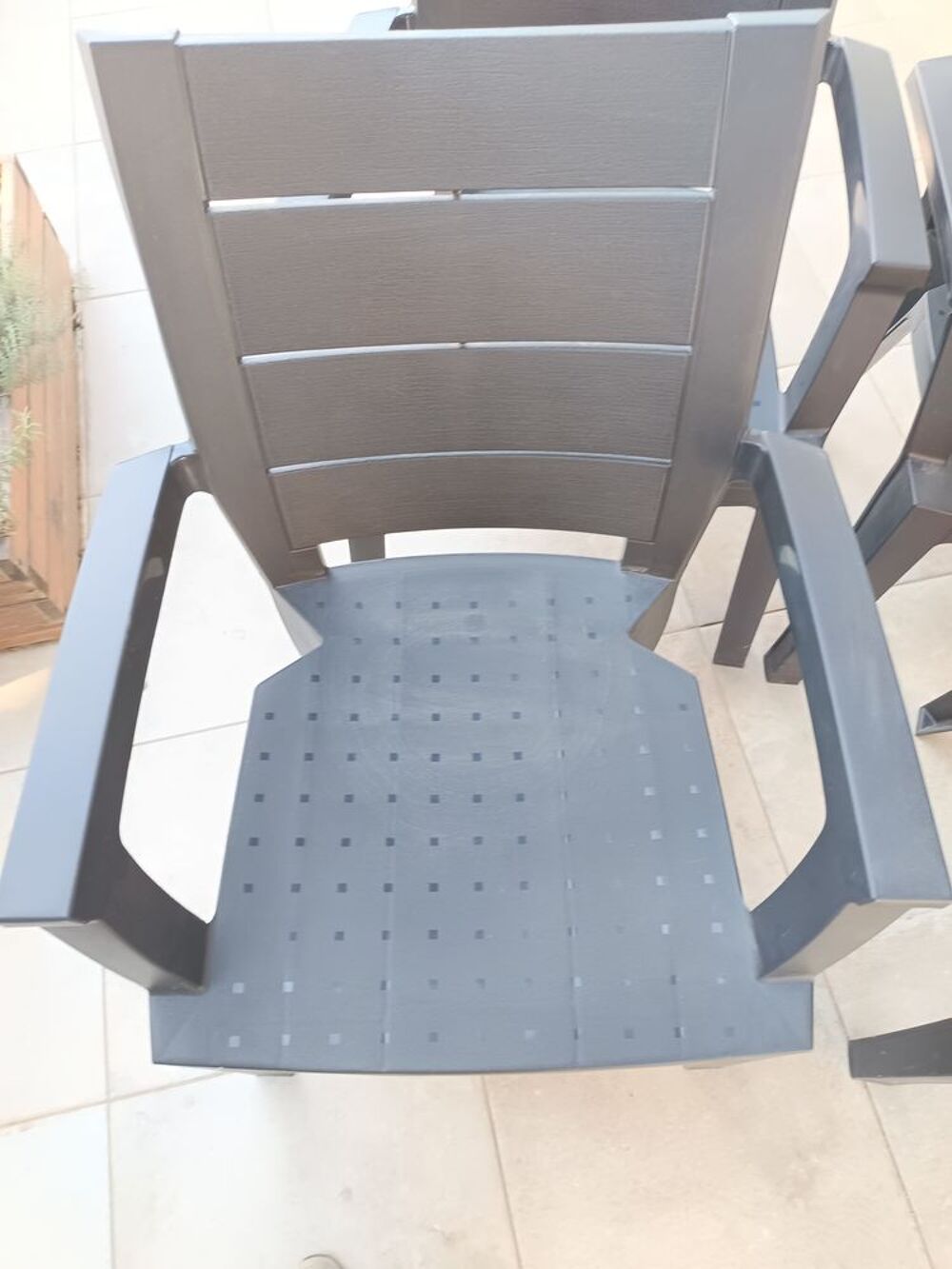 4 chaises de jardin en r&eacute;sine Meubles