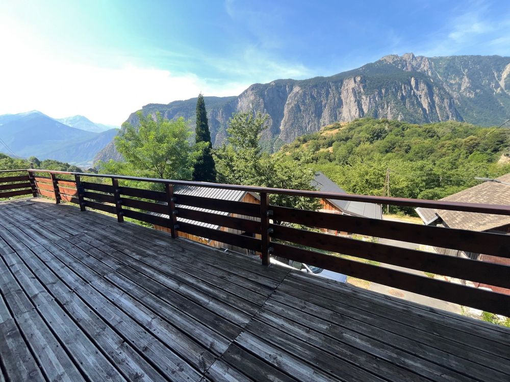 Vente Maison LA TOUR EN MAURIENNE LE CHATEL Beaucoup de charme pour cette maison récente de 145 m2 + superbe terrasse de 40 m2 offrant une vue panoramique imprenable et très ensoleillée Le châtel