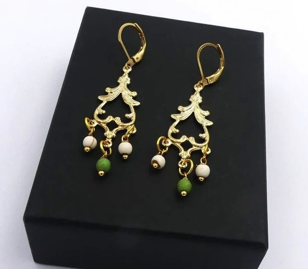 Boucles d'oreilles m&eacute;tal dor&eacute;, pierre naturelle, strass Bijoux et montres