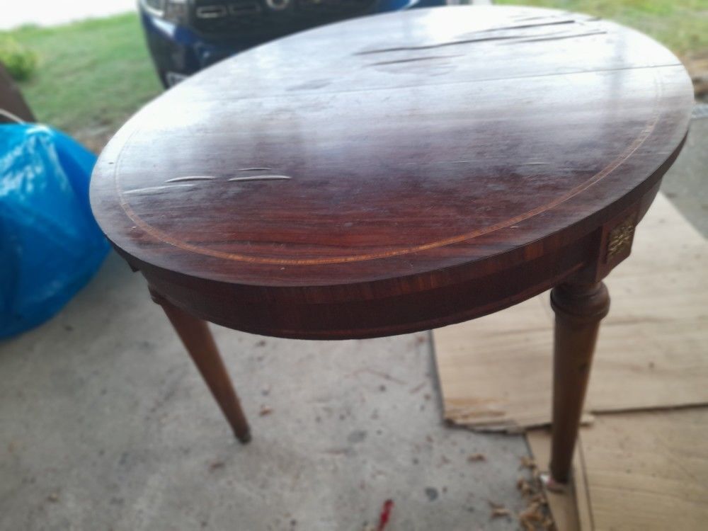 , table marquet&eacute;e et chaises , acajou massif Meubles