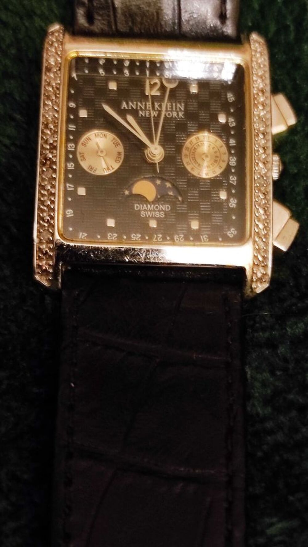 Montre vintage d'Anne Klein avec deux minuscules diamants sur chaque c&ocirc;t&eacute; du cadran, mouvement suisse, bo&icirc;tier acier. Bijoux et montres