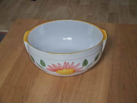 Grand saladier en terre cuite �maill�e. Blanc motif fleurs. 4 Bagnolet (93)