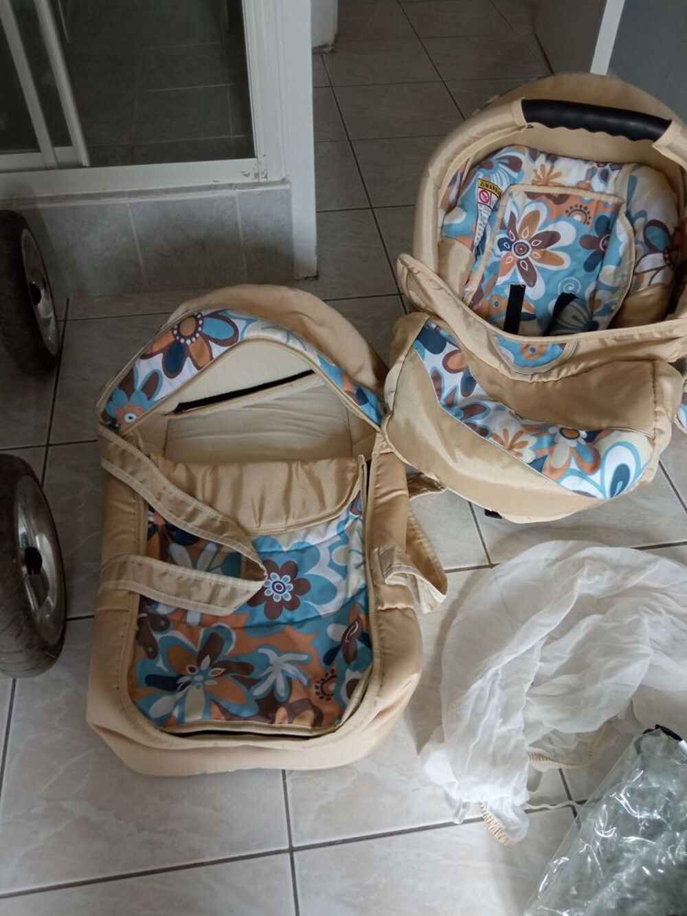 Tr&egrave;s belle poussette compl&egrave;te Puriculture