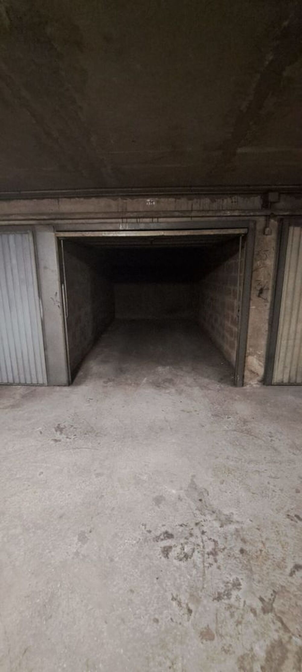Location Parking/Garage Box / garage fermé rue du rouet Marseille 8