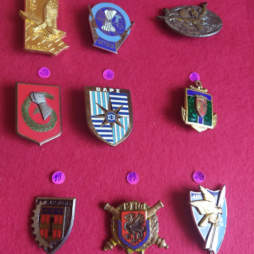 lot de 29 insignes militaires anciens avec attaches 
