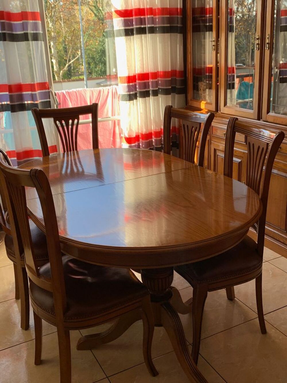 Vaisselier + table avec rallonge + 6 chaises Meubles