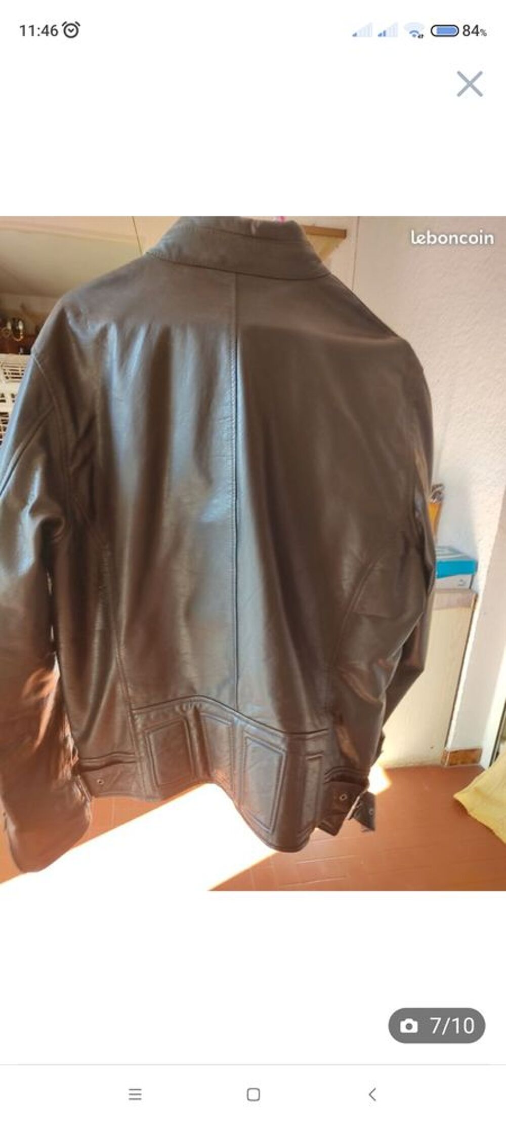Blouson en cuir de buffle.
Couleur marron ( chocolat )
Vêtements