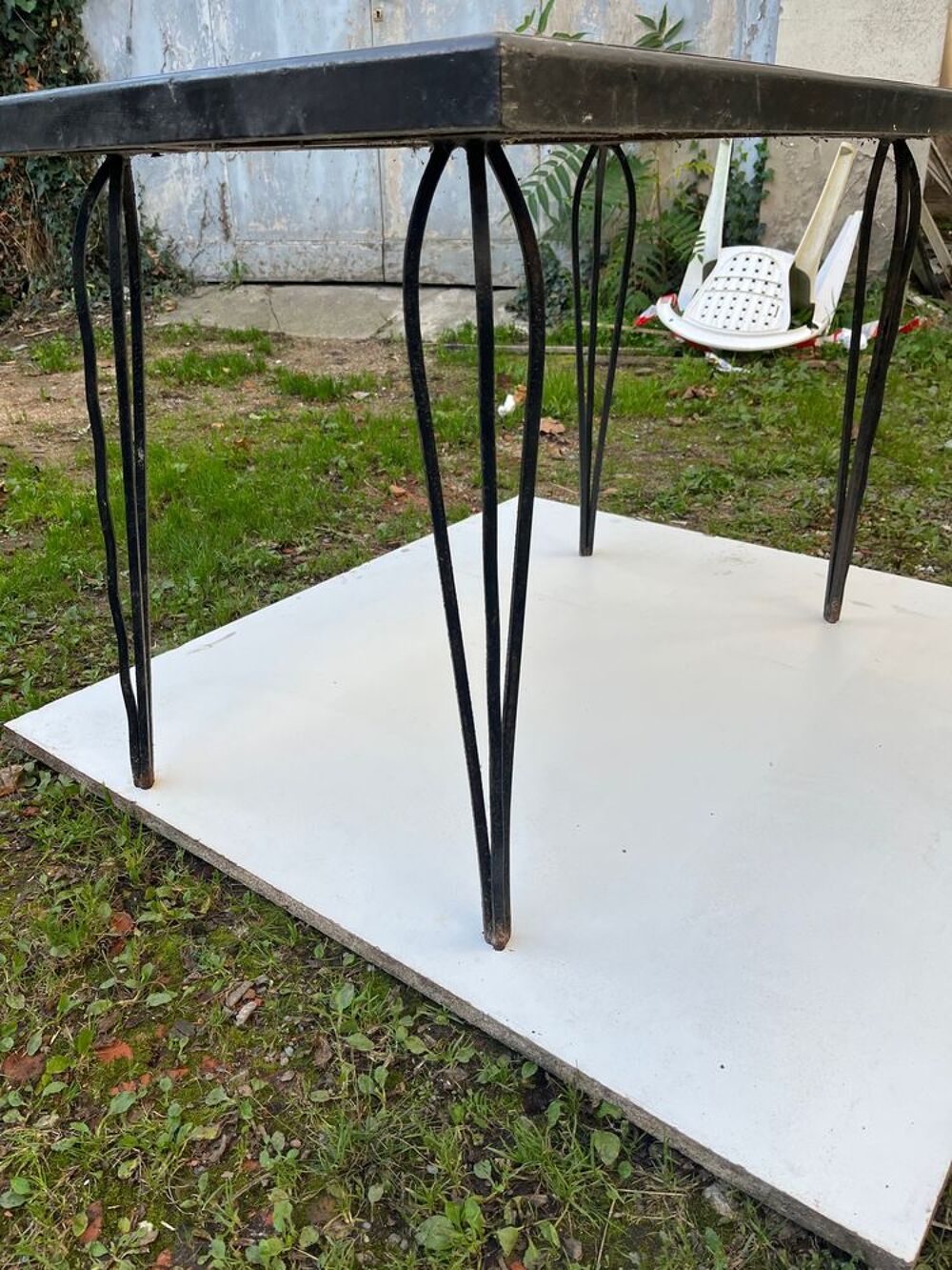 3 Tables des Ann&eacute;es 1950 pi&egrave;tement torsad&eacute; m&eacute;tal
Meubles