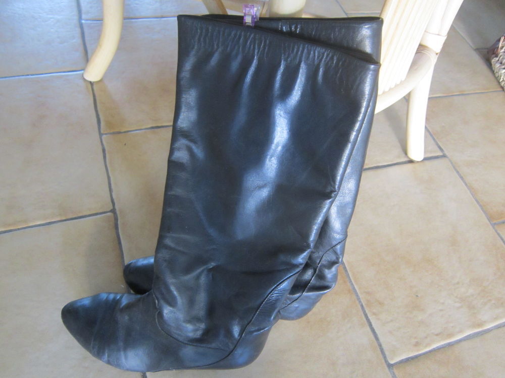 UNE PAIRE DE BOTTES EN CUIR NOIR SOUPLE Chaussures