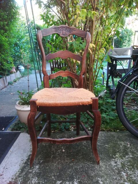 Chaise ancienne. 35 La Celle-Saint-Cloud (78)