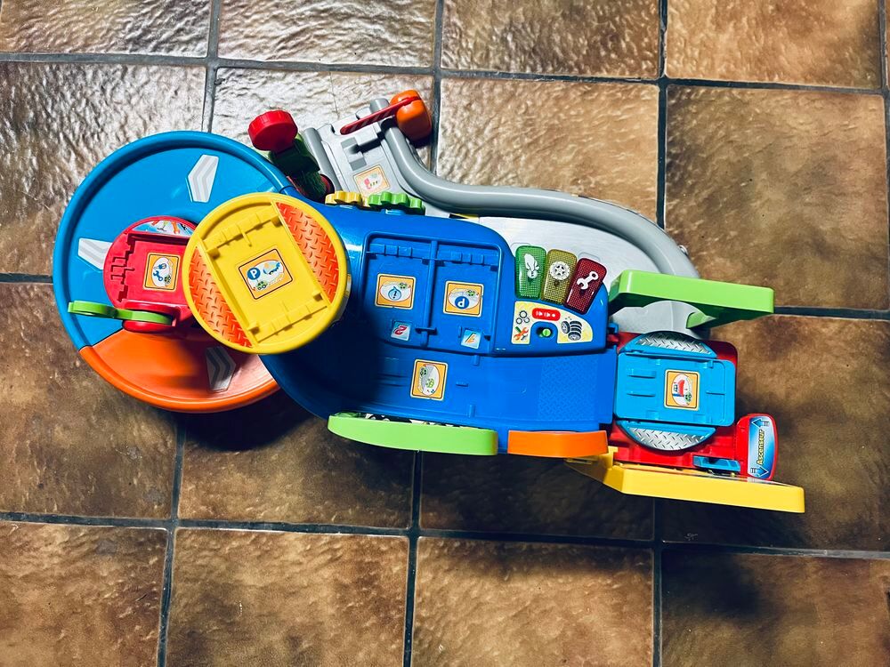Garage pour enfants mais sans voiture. Jeux / jouets