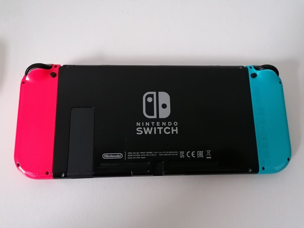 Nintendo switch 1 avec ses accessoires + jeu + sacoche Consoles et jeux vidéos