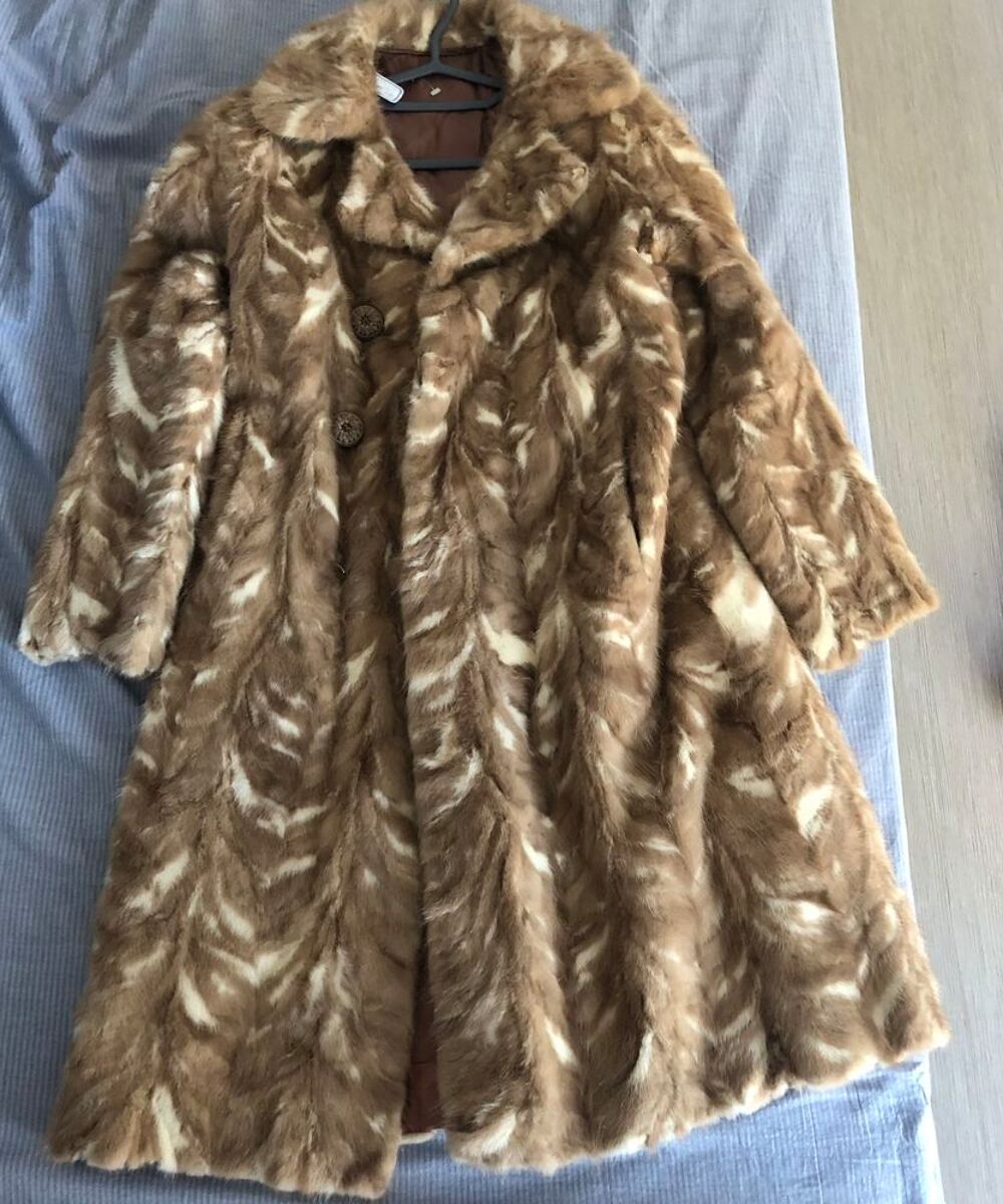 Manteau en v&eacute;ritable fourrure de bison. Vêtements