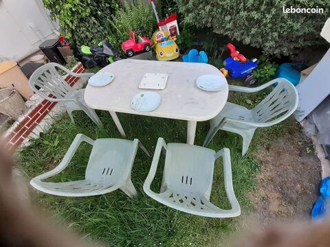 Salon de jardin-table de jardin + 4 chaises-table plastic  30 Montfermeil (93)