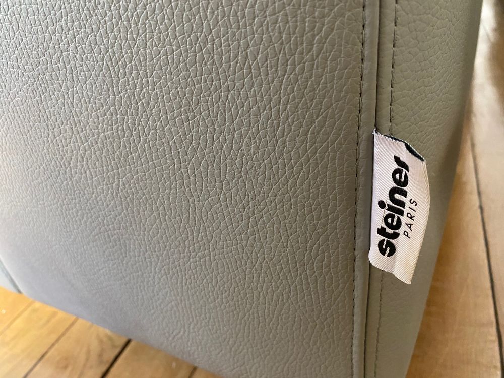 Canap&eacute; en cuir gris Steiner ? design par Eric Gizard Meubles