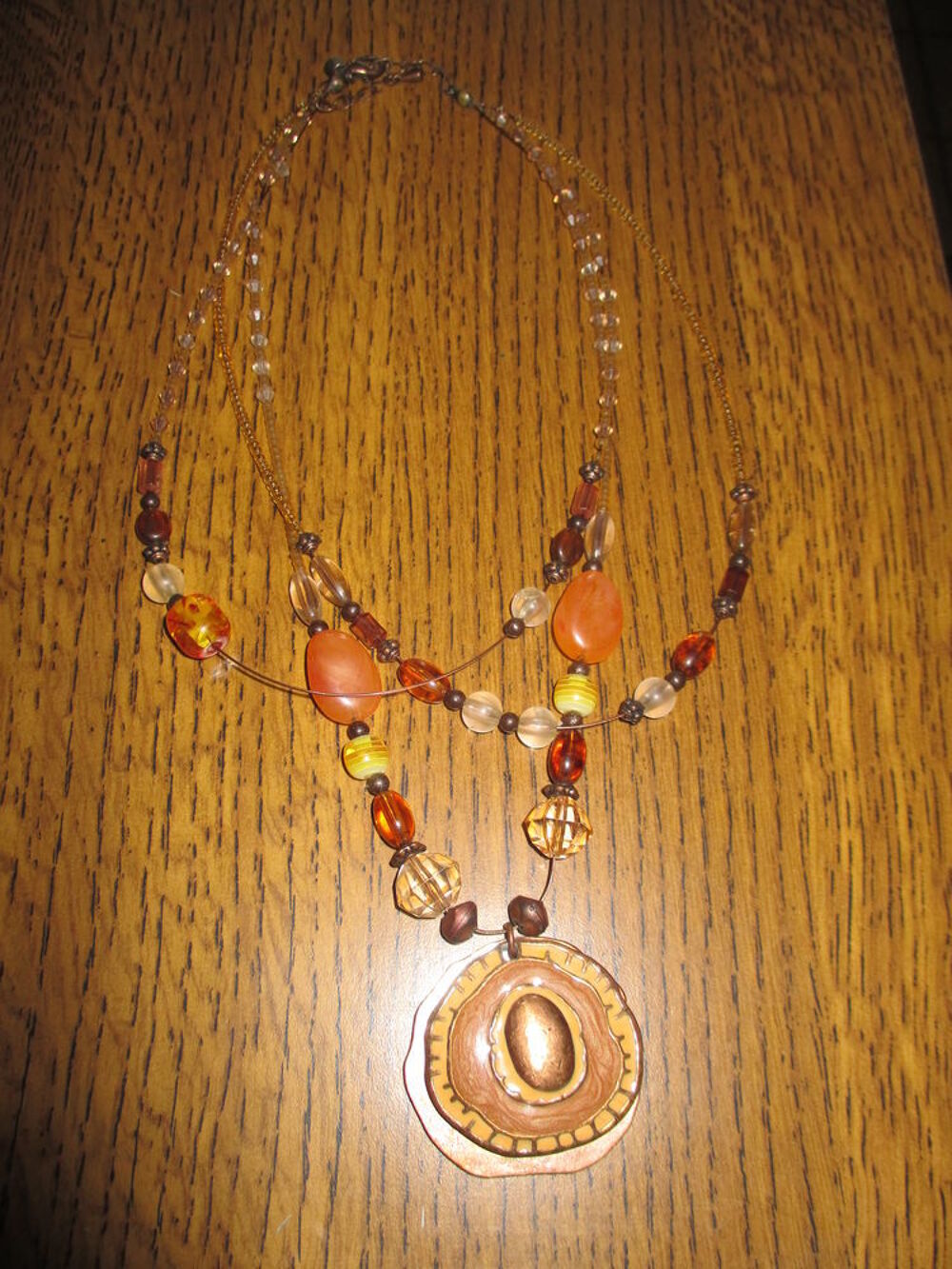 collier fantaisie avec galet transparent sur le milieu Bijoux et montres