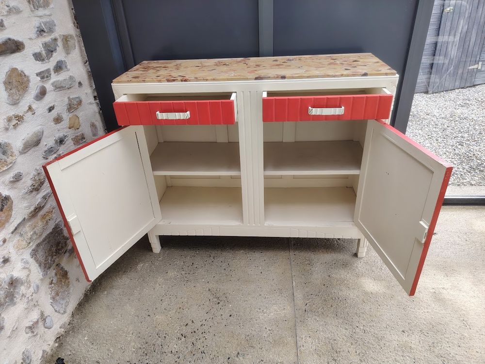 Buffet rouge et cr&egrave;me, deux portes, deux tiroirs Meubles
