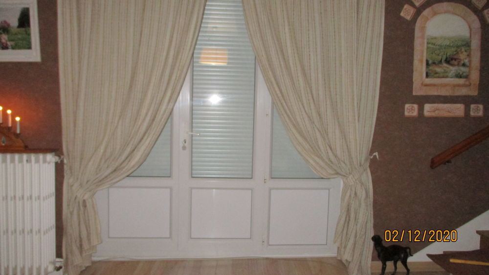 2 Rideaux beige / fines rayures marron. Décoration