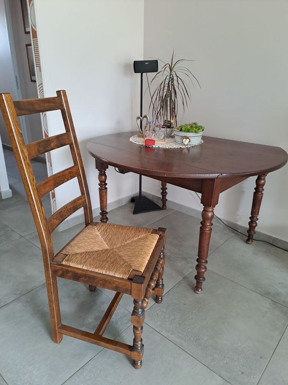 TABLE RONDE 1.30 m + 4 Chaises Meubles