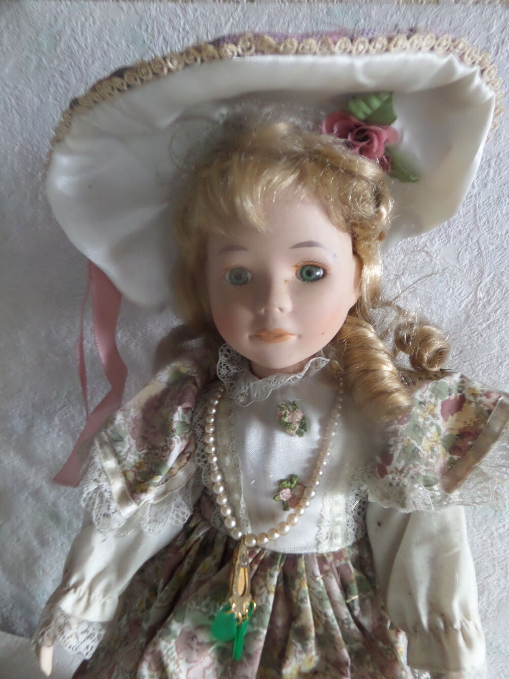 poup&eacute;e en porcelaine 