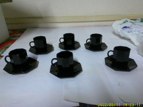 un lot de ( 6 ) belle  Tasses + sous tasse  noir 20 Nontron (24)