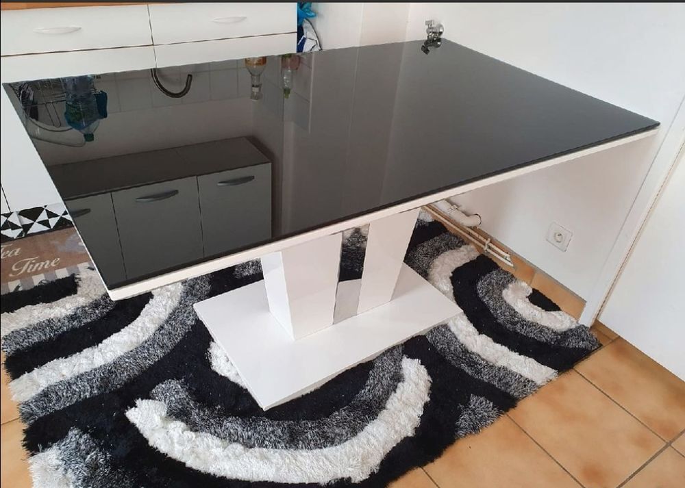 Table noir et blanche. Meubles