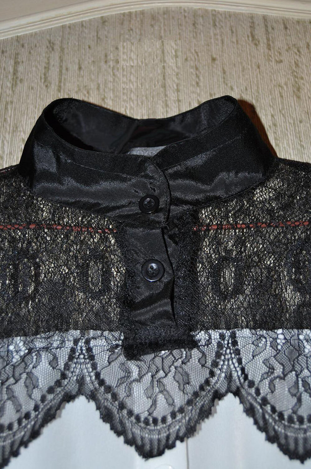 Chemisier manches longues. Blanc dentelle noire col officier Vêtements
