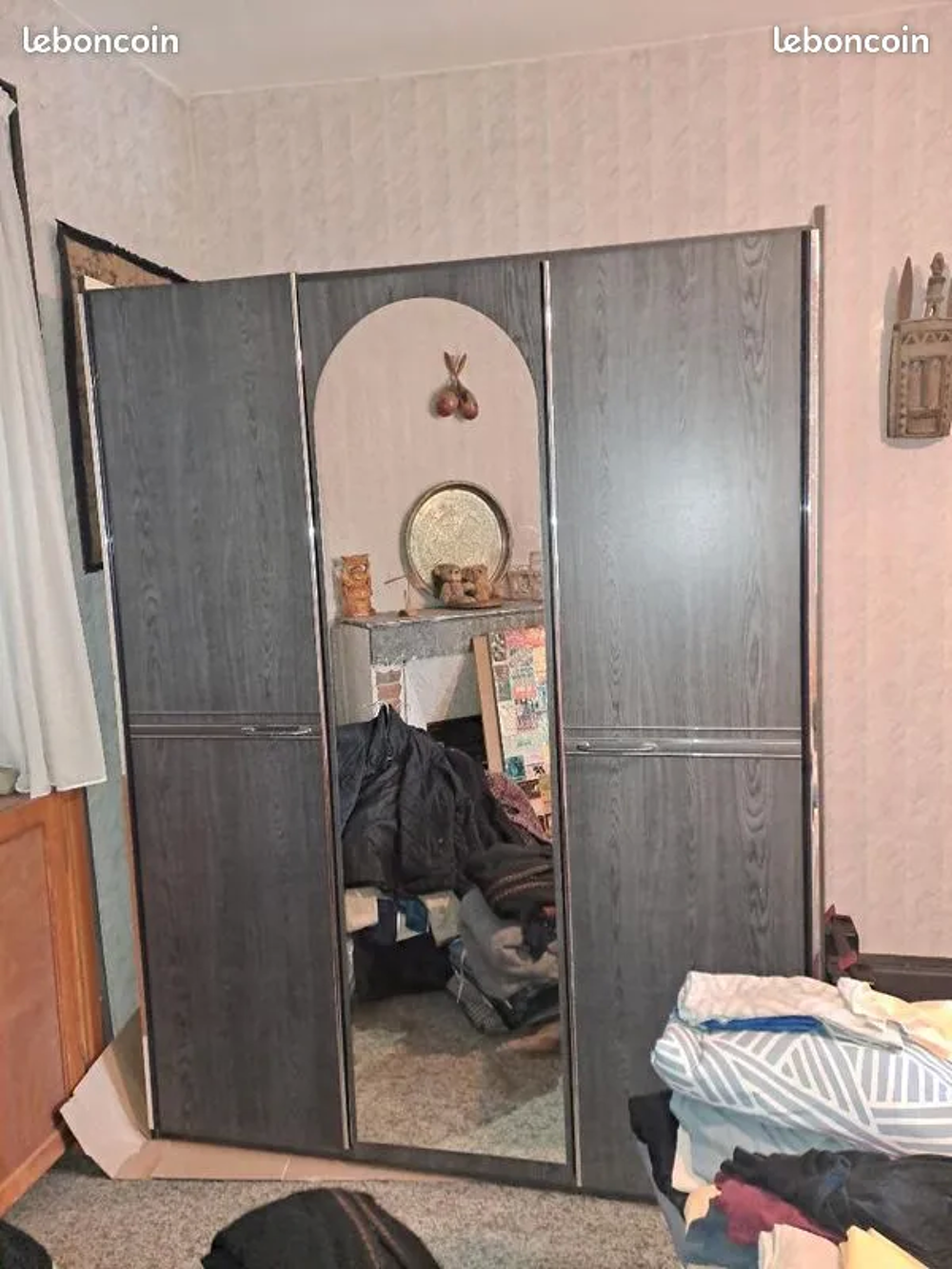 ARMOIRE PENDERIE 3 portes celle du centre vitr&eacute;e Meubles