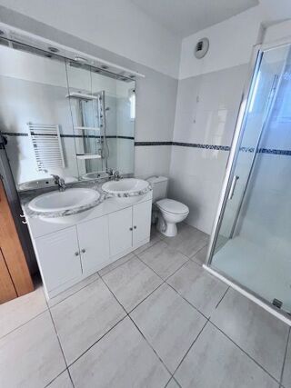  Appartement à louer 3 pièces 75 m²