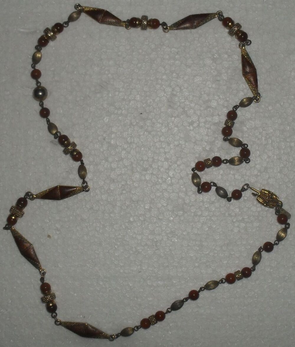 Collier VINTAGE en tr&egrave;s bon &eacute;tat. Bijoux et montres