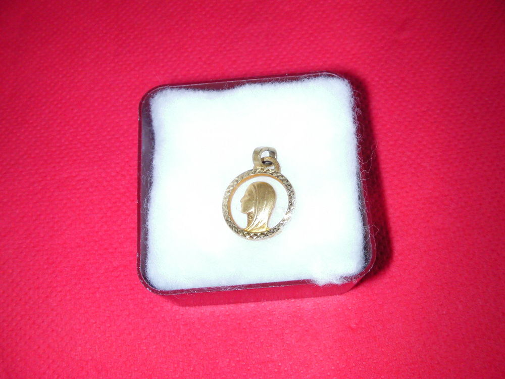 PENDENTIF d&eacute;coup&eacute; Vierge Marie Bijoux et montres