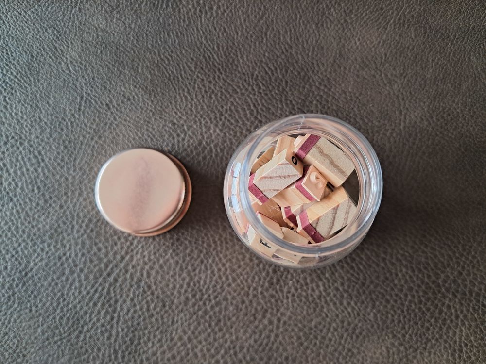 tampons encreurs des 26 lettres de l'alphabet + le tr&eacute;ma 
Jeux / jouets