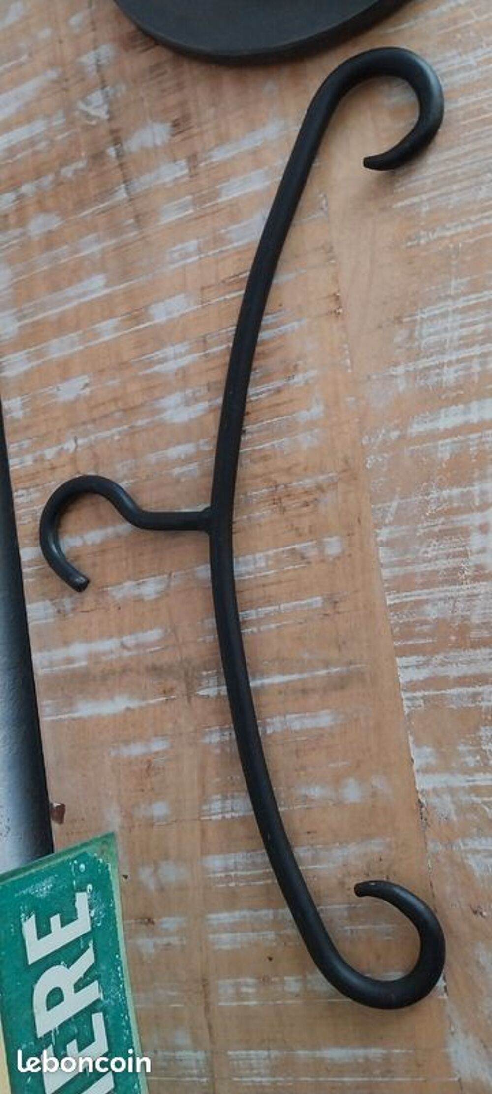 lot de 2 anciens cintre en metal solide Décoration