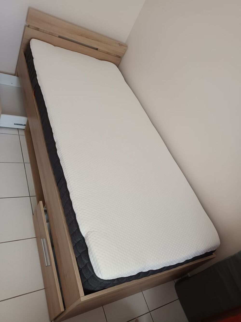 Lit en bois, couleur ch&ecirc;ne, matelas et sommier 24 lattes Meubles