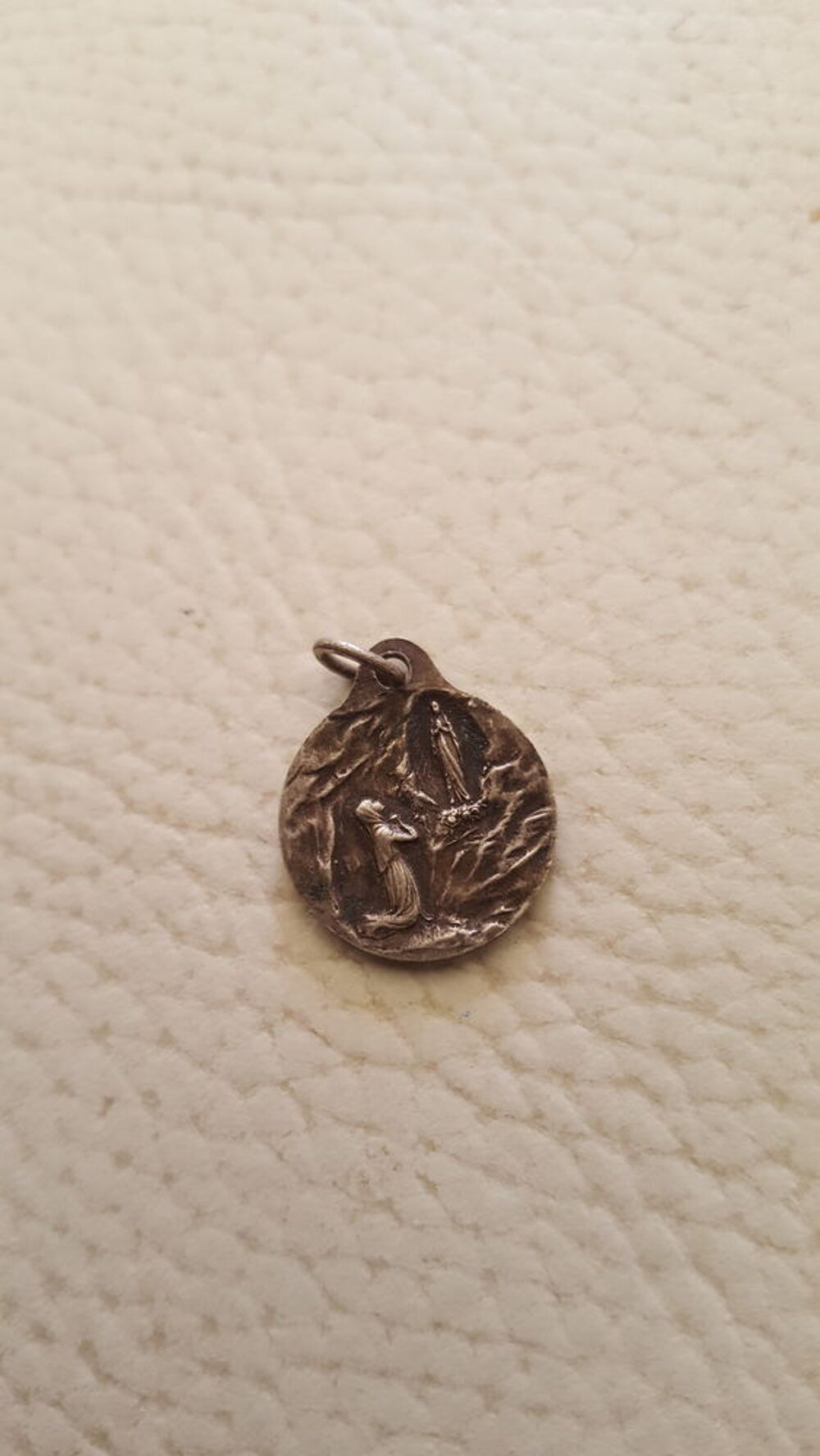 M&eacute;daille notre dame de lourdes Bijoux et montres