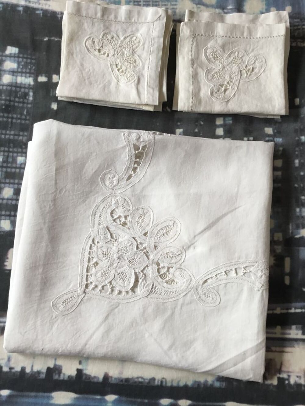 Nappe avec appliques en dentelle et ses serviettes Bon &eacute;tat Décoration