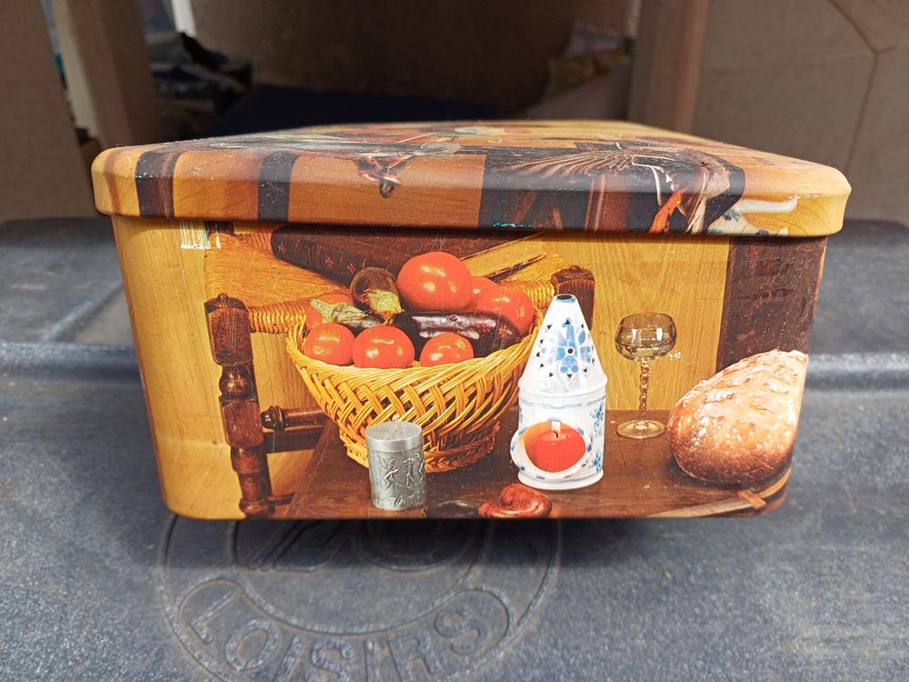 Boite &agrave; g&acirc;teaux VINTAGE en fer blanc avec motifs Dcoration