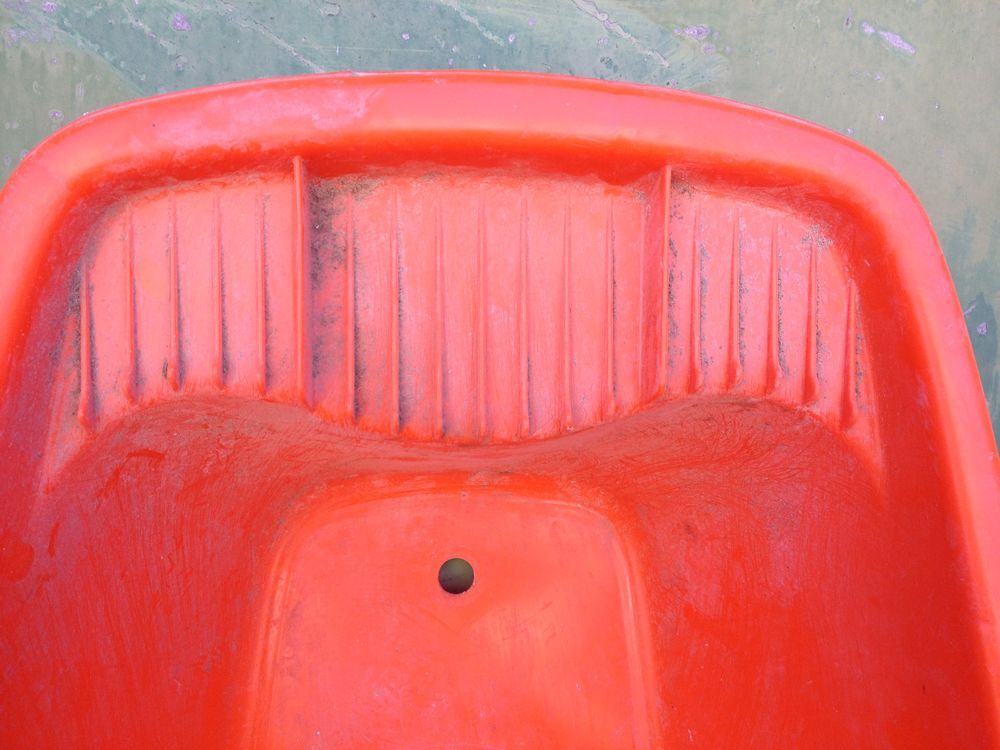 Ancienne baignoire pour b&eacute;b&eacute; de couleur orange Puériculture