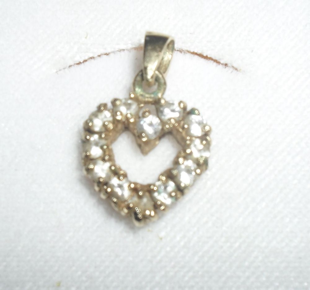 Tr&egrave;s joli Pendentif C?ur avec petits brillants Bijoux et montres