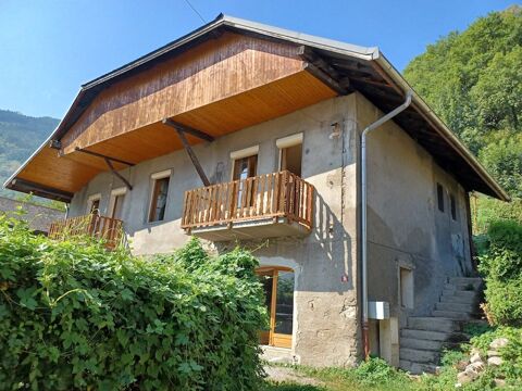   AINTE MARIE DE CUINES Propriété atypique et de caractère avec terrain et terrasse 1.100 m2 et bénéficiant d'une vue dégagée  
