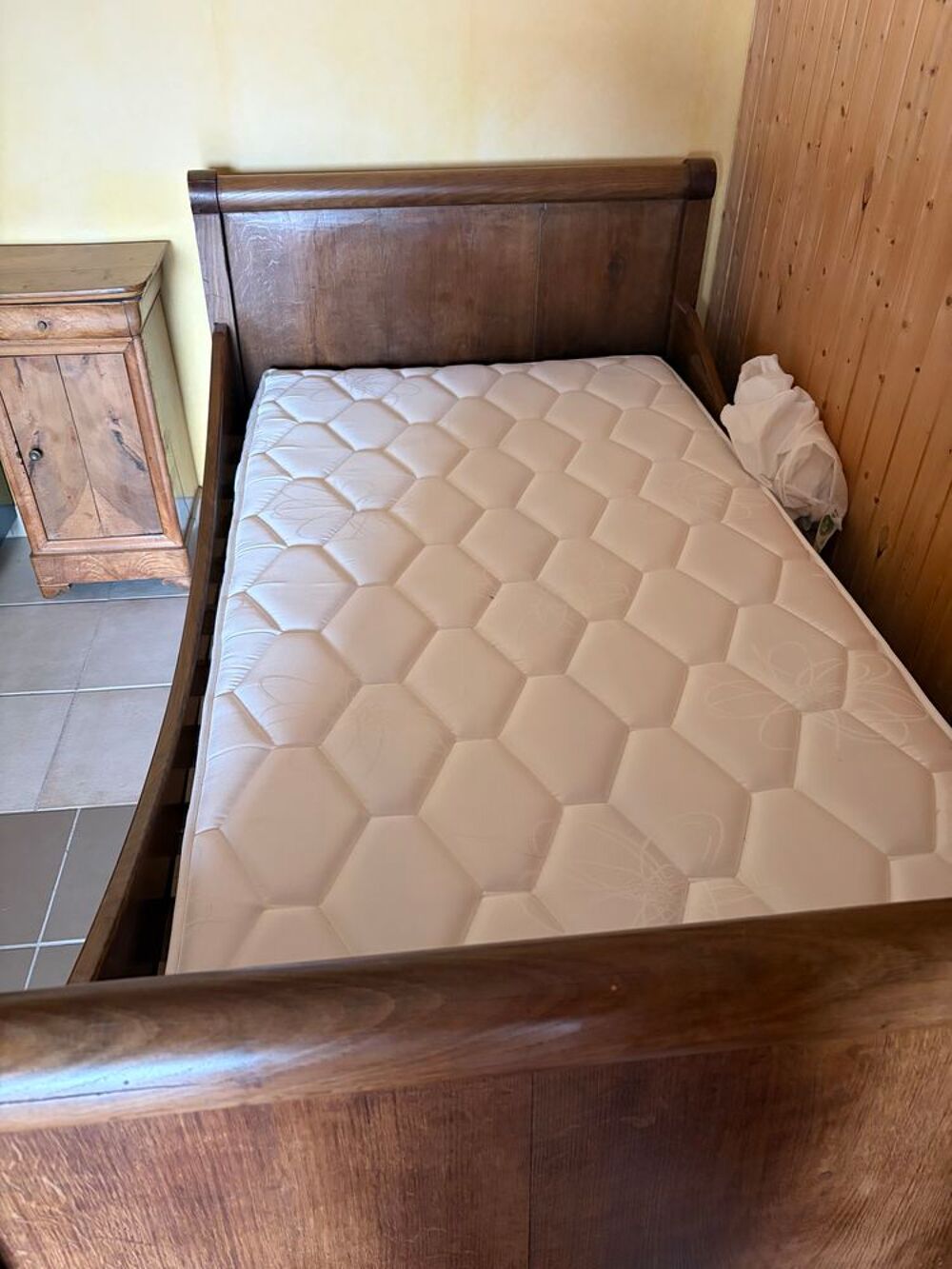 Lit bateau en bois massif avec matelas neuf Meubles