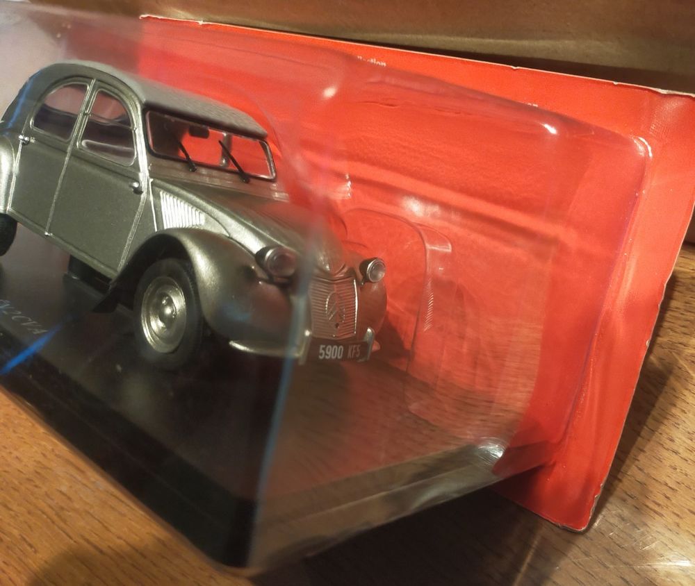 Citro&euml;n 2cv A grise au 1/24e neuve
