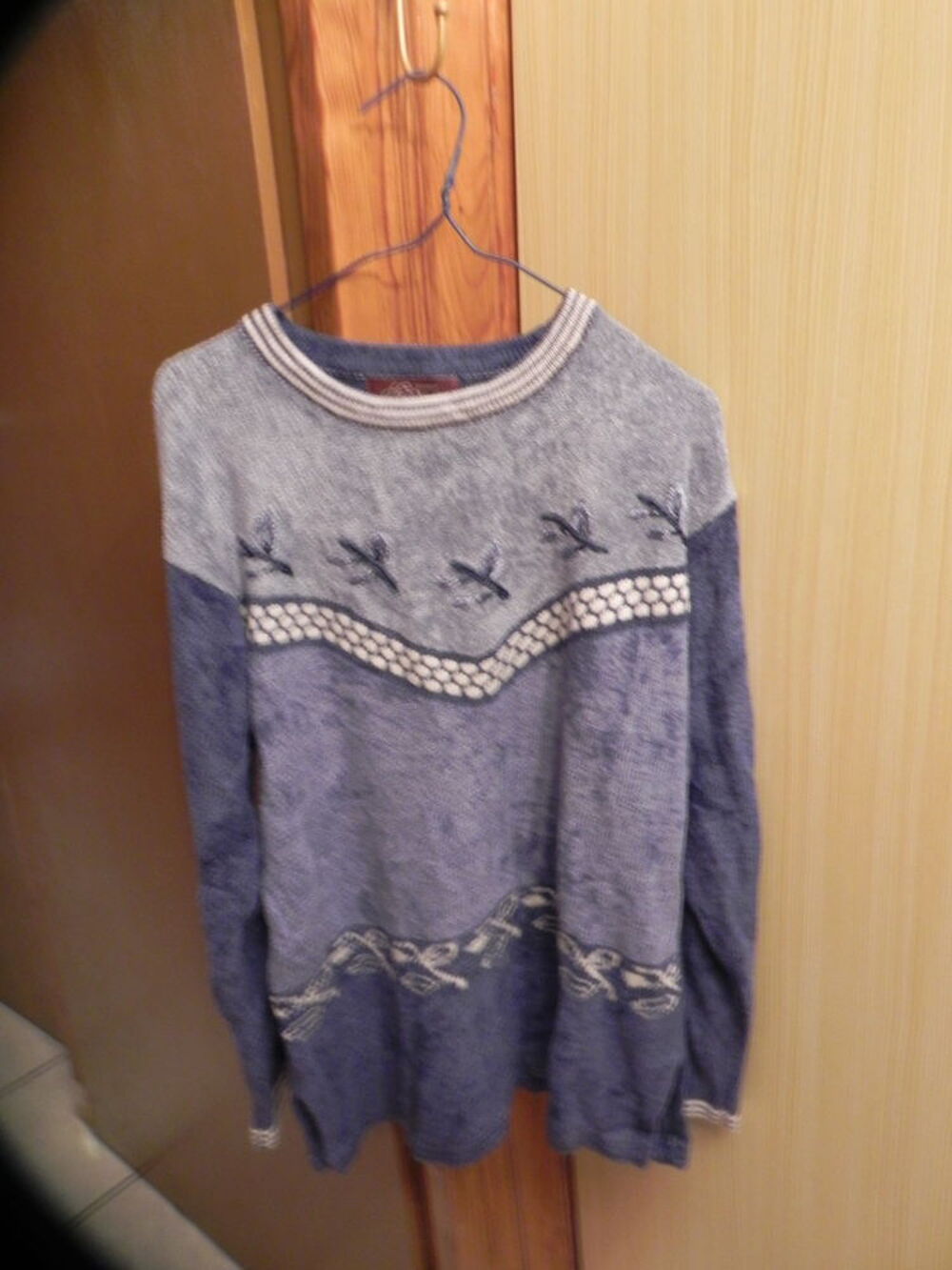 pull bleu ciel en velours, taille XL, tr&egrave;s doux. Vêtements