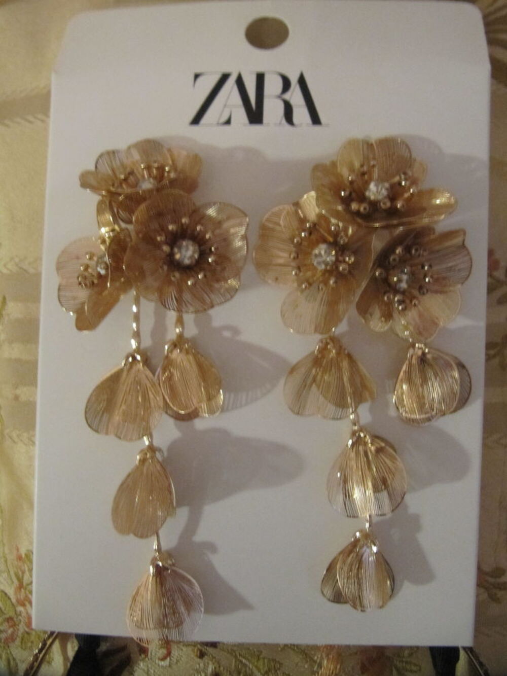 Bracelet et boucles d'oreilles fleurs
Bijoux et montres