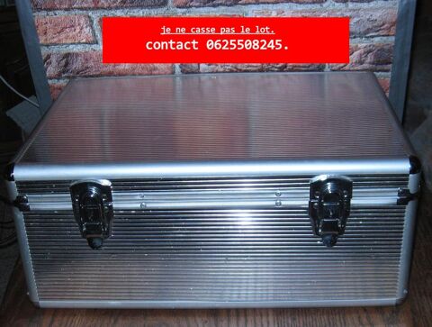 valise en alu avec cd-dvd-vinyles 33T Elvis Presley. 50 Wattrelos (59)