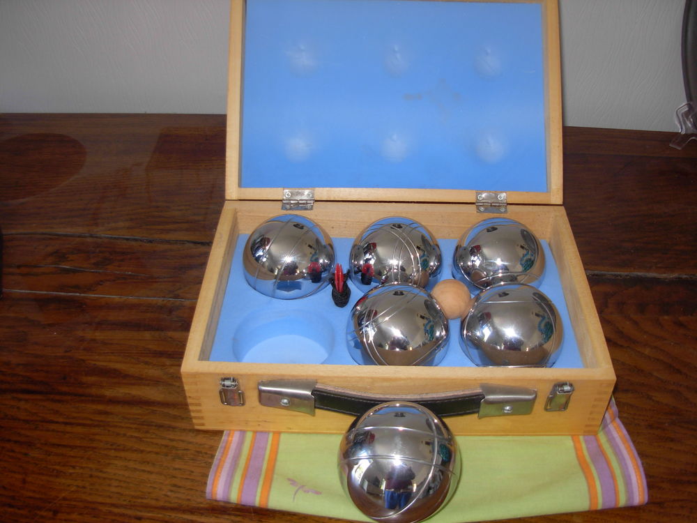 6 boules de p&eacute;tanque cochonnet cordelette de mesure coffret Sports