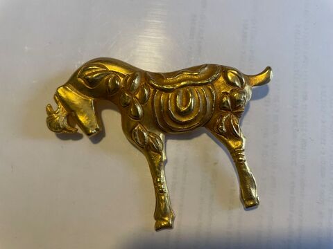 broche dorée Cheval E.Ungaro Paris 190 Vigneux-sur-Seine (91)
