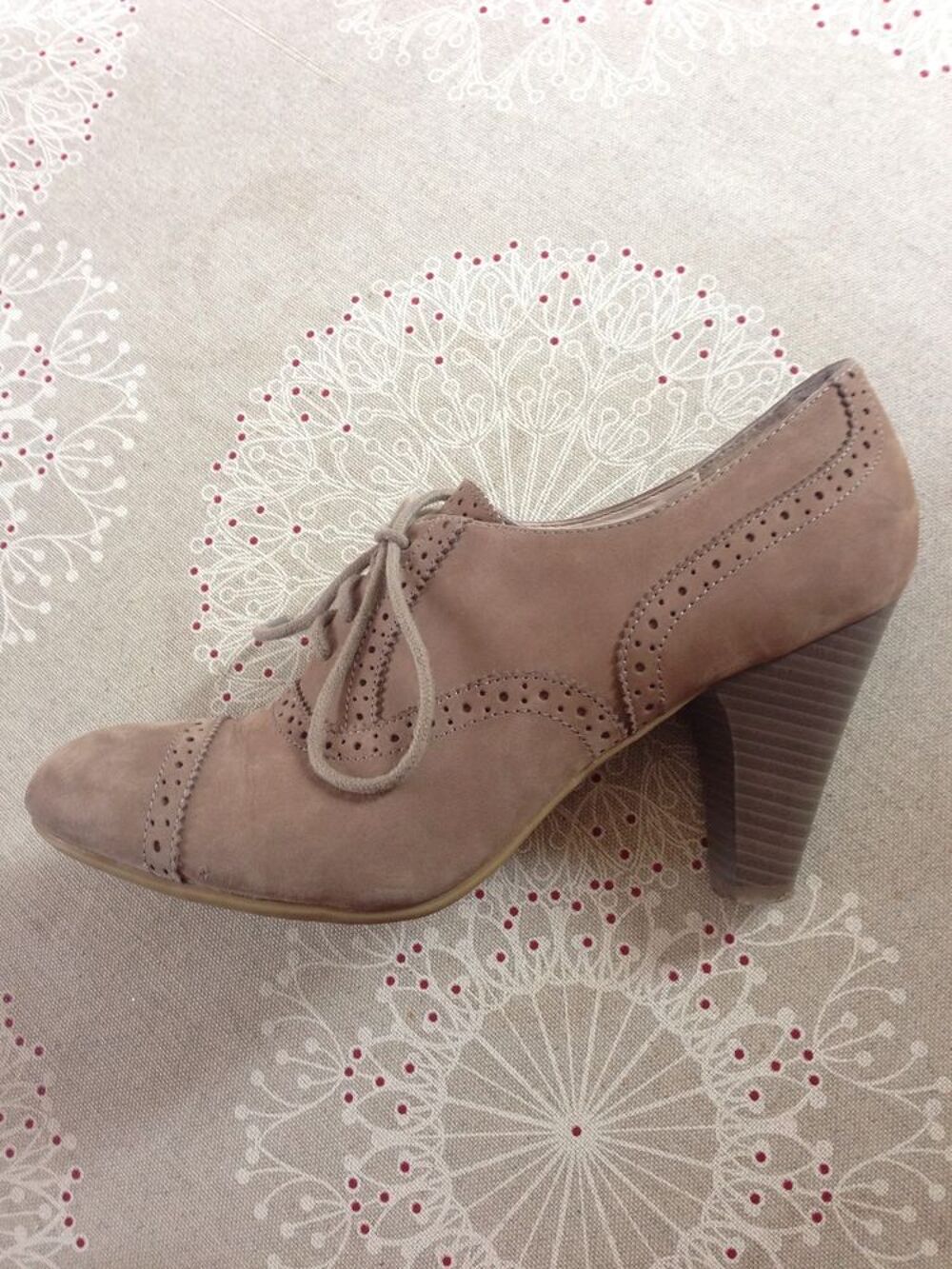 Chaussures cuir &agrave; lacets couleur taupe, P= 39 Chaussures